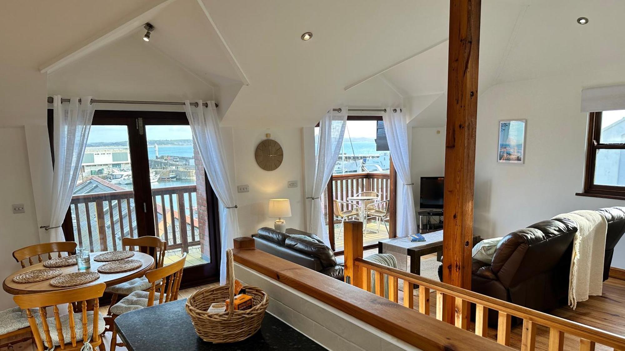 Penthouse 3 - Spacious Harbourside Apartment With Stunning Sea Views 펜젠스 외부 사진